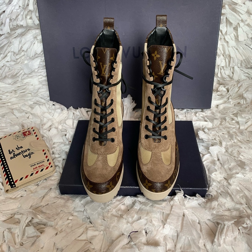 ❌ SOLD ❌LOUIS VUITTON Laureate  boots